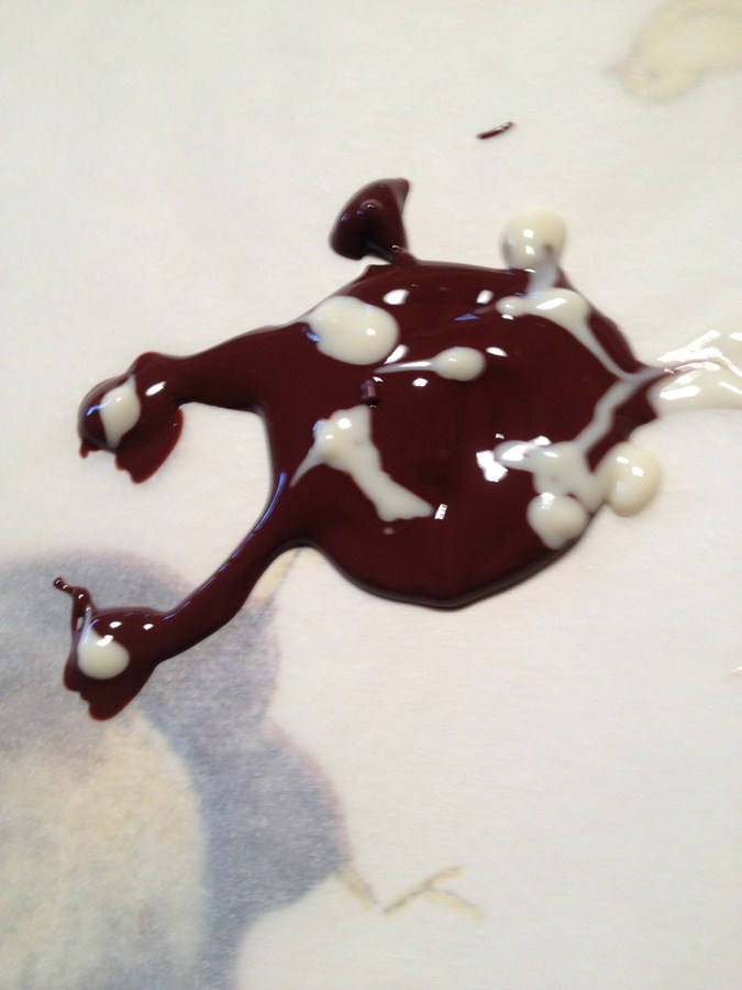 Preparando piruletas de chocolate